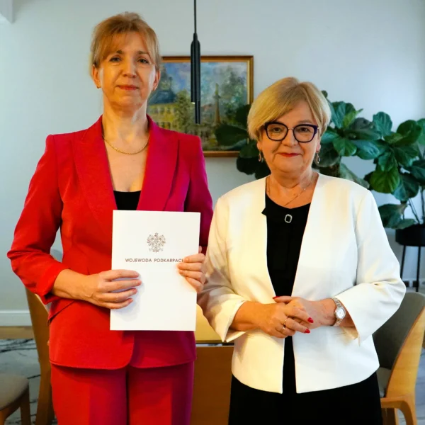 Zdjęcie przedstawia wojewodę i konsultanta wojewódzkeigo