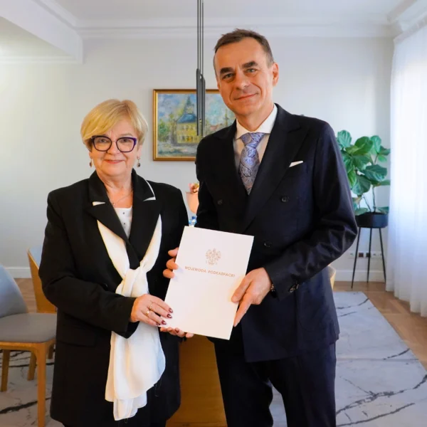 Zdjęcie przedstawia wojewodę i konsultanta wojewódzkiego