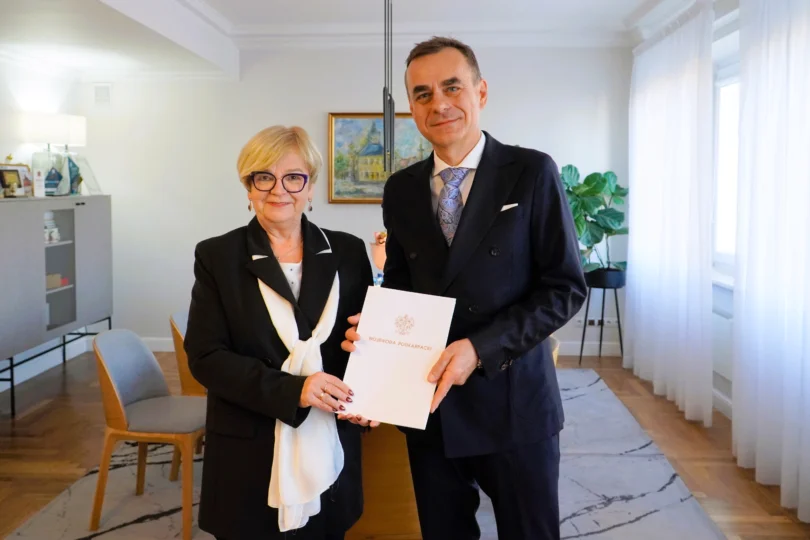 Zdjęcie przedstawia wojewodę i konsultanta wojewódzkiego