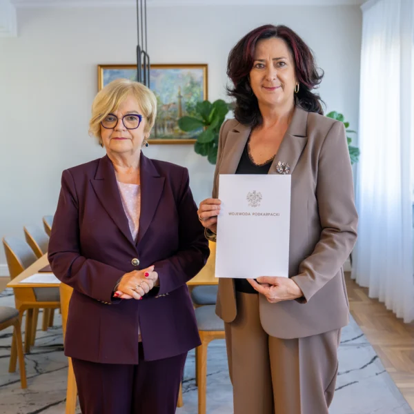 Zdjęcie przedstawia wojewode podkarpackiego i konsultanta wojewódzkiego w dziedzinie pielęgniarstwa onkologicznego