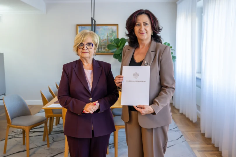 Zdjęcie przedstawia wojewode podkarpackiego i konsultanta wojewódzkiego w dziedzinie pielęgniarstwa onkologicznego