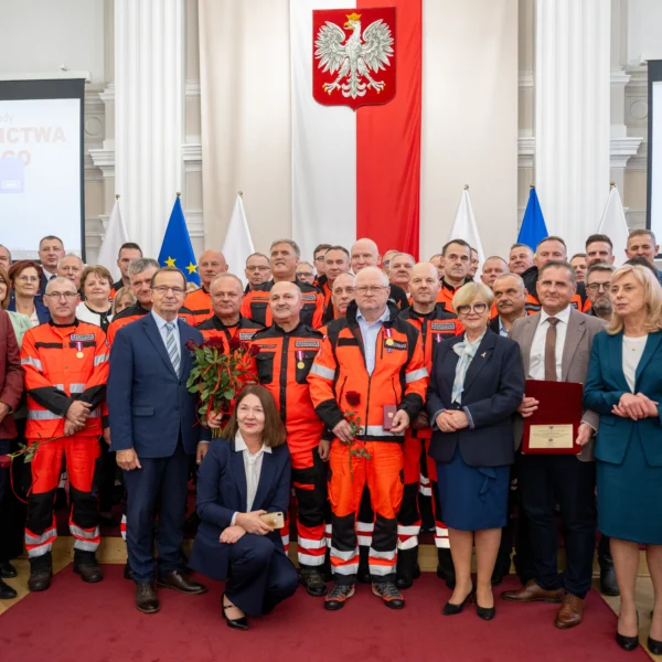 Zdjęcie przedstawia uczestników wojeódkzich obchodów dnia ratownictwa medycznego