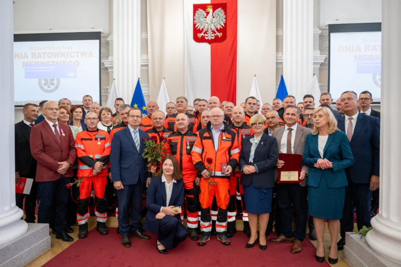 Zdjęcie przedstawia uczestników wojeódkzich obchodów dnia ratownictwa medycznego