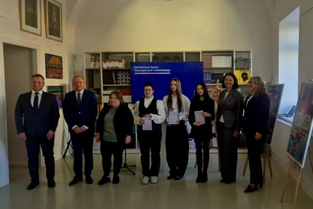 Zdjęcie przedstawia uczestników gali