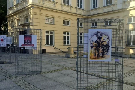 Zdjęcie przedstawia wystawę prac