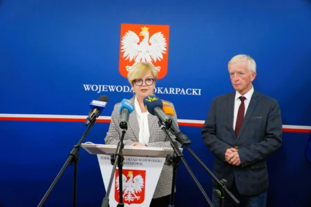 Zdjęcie przedstawia uczestników konferencji prasowej