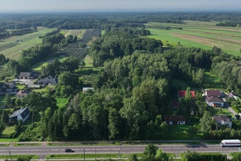 Widok na drogę i położona przy niej miejscowość