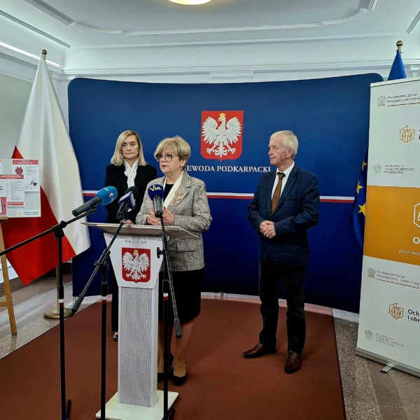 Zdjęcie przedstawia wojewode podkarpackiego podczas konferencji prasowej