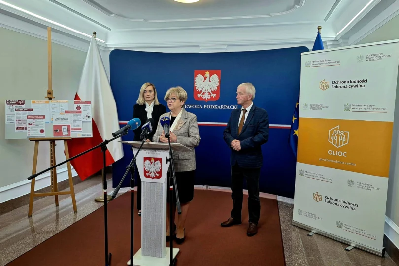 Zdjęcie przedstawia wojewode podkarpackiego podczas konferencji prasowej