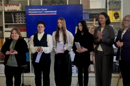 Zdjęcie przedstawia uczestników gali